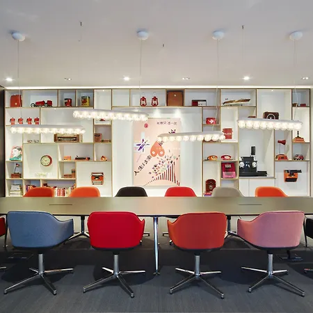 Citizenm Schiphol Airport Hotel 4*