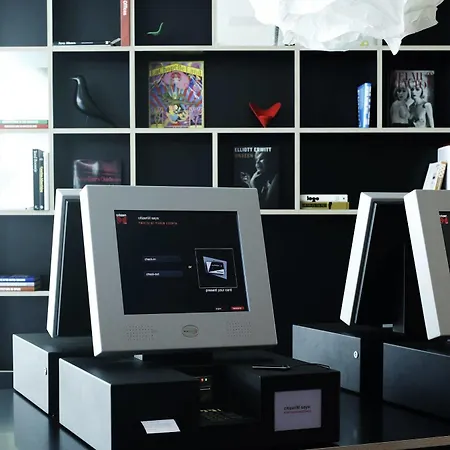 Citizenm Schiphol Airport Hotel 4*